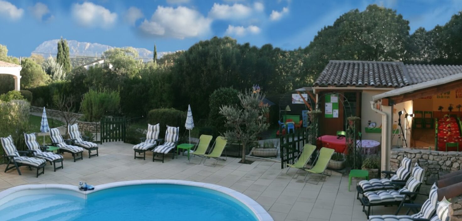Terrasses, espaces de détente et piscine aux Gîtes de la Caumette.