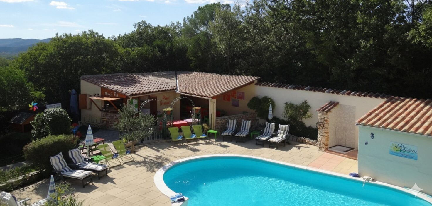 Piscine sécurisée des Gîtes de la Caumette à Notre-Dame-de-Londres