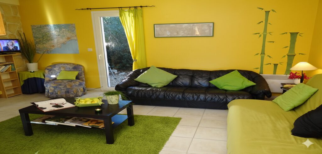 Salon du Gîte Bambou aux Gîtes de la Caumette, location de vacances dans l’Hérault