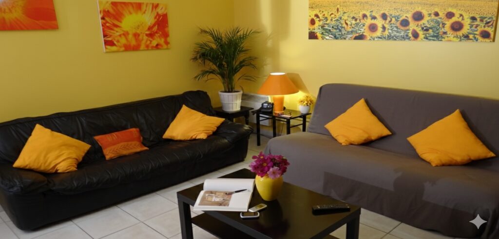 Salon du Gîte Tournesol aux Gîtes de la Caumette, location de vacances dans l’Hérault